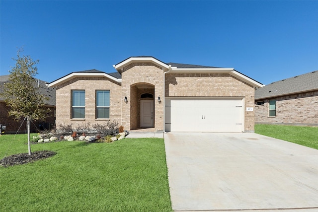 view of front of home featuring a garage and a front yard