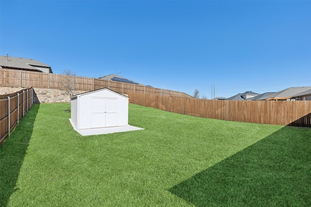 view of yard featuring a shed