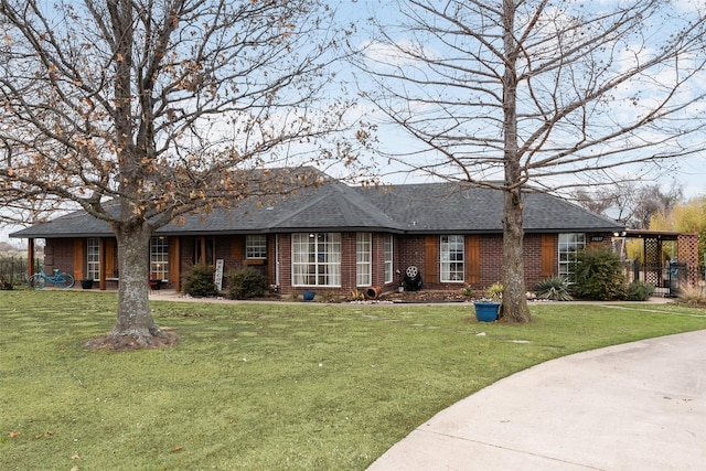 ranch-style house featuring a front yard