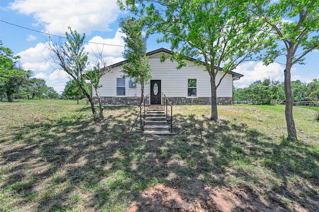 view of front of house featuring a front yard