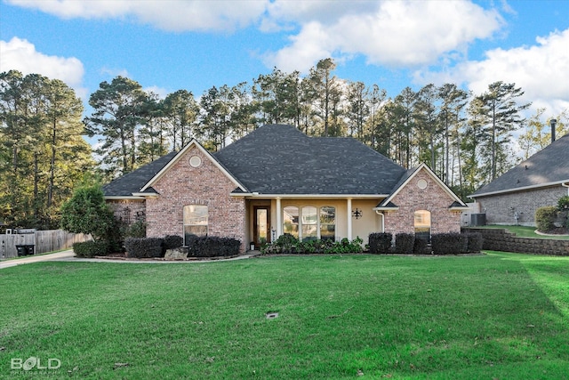 view of front of house featuring a front lawn