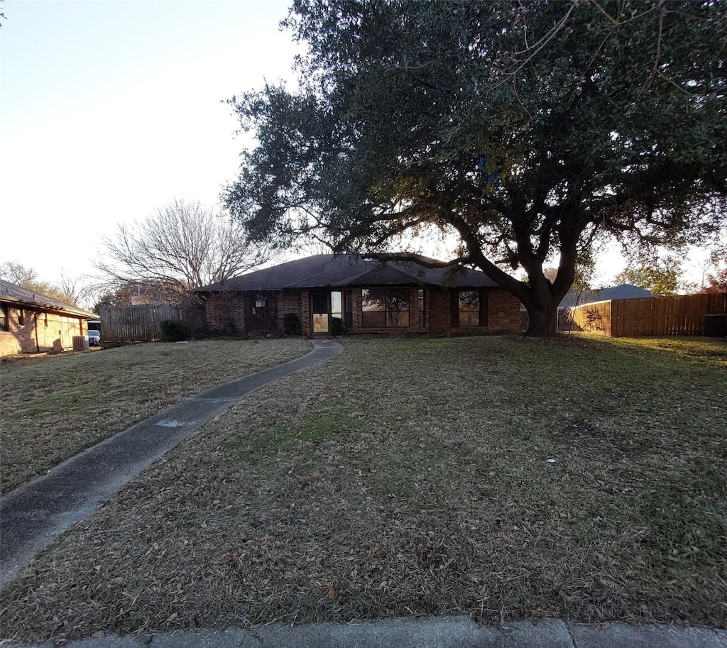 view of front of house with a front yard