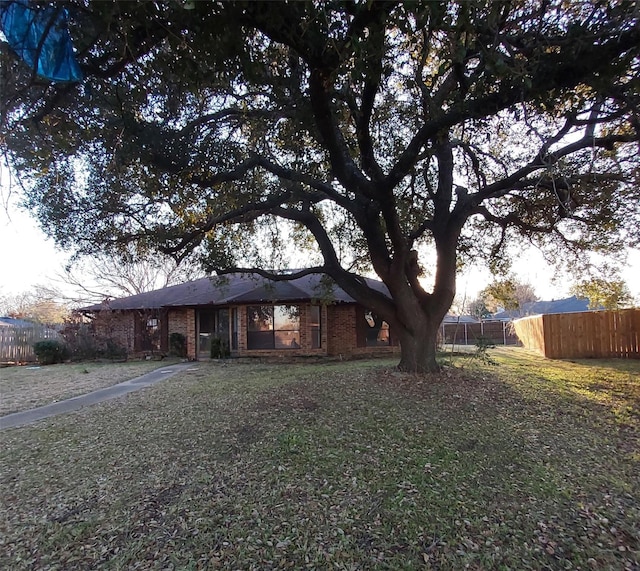 view of front of property with a front yard