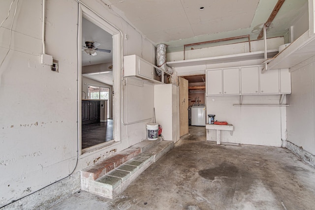 garage with washer / clothes dryer and ceiling fan