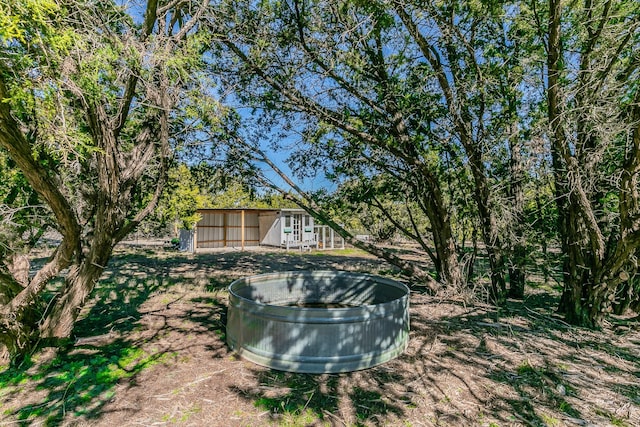 view of yard with an outbuilding