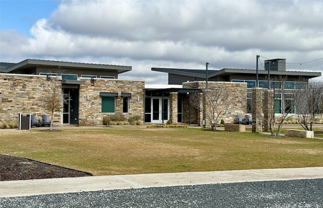 view of front of house featuring a front lawn