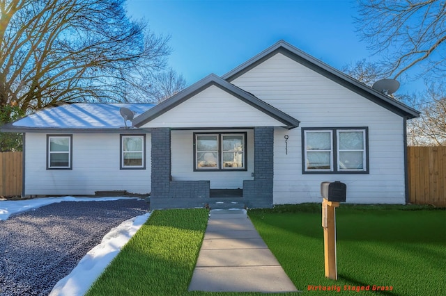 view of front of house featuring a front lawn