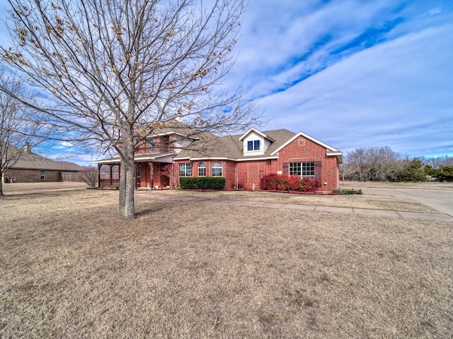 view of front of home featuring a front yard