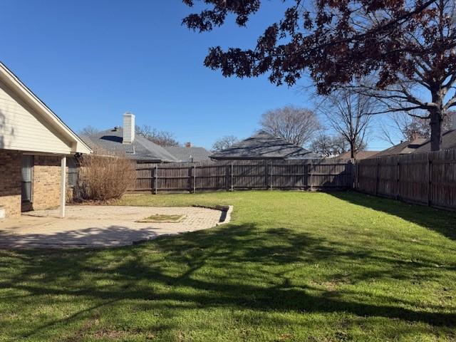 view of yard with a patio area