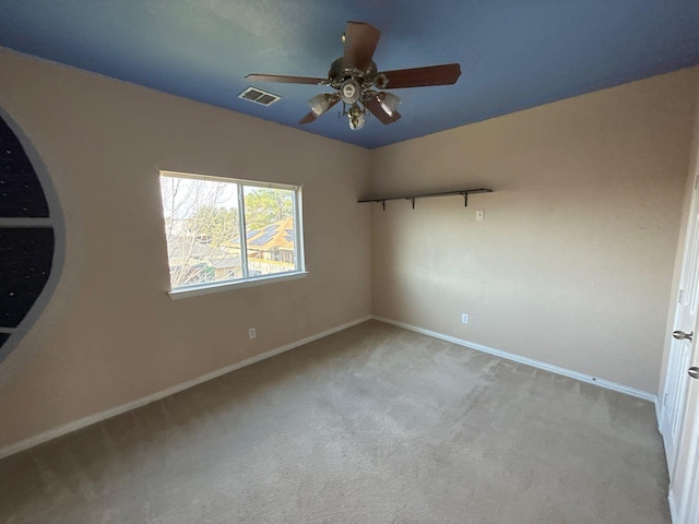 unfurnished room with light carpet and ceiling fan