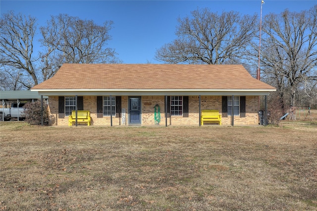 view of front of house featuring a carport and a front lawn