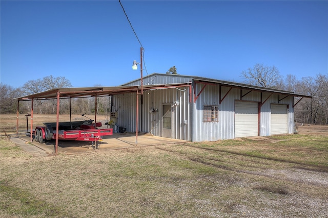 view of outdoor structure featuring a garage and a yard