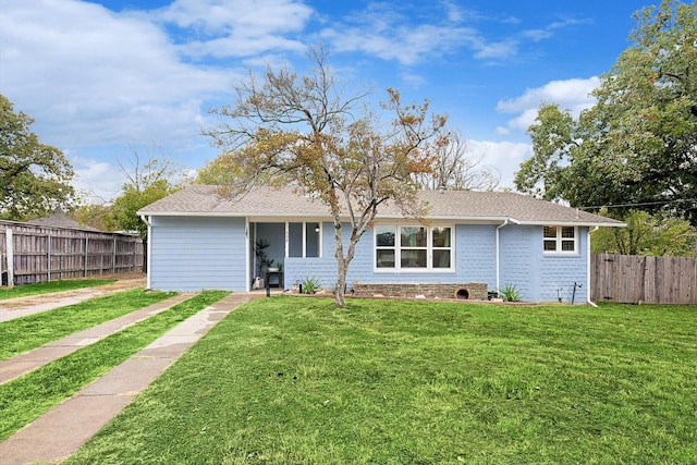 view of front of property featuring a front lawn