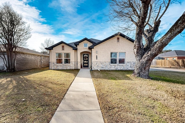 view of front of home featuring a front yard