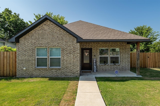 view of front facade featuring a patio area and a front yard