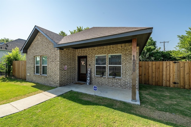 view of front of house featuring a front lawn