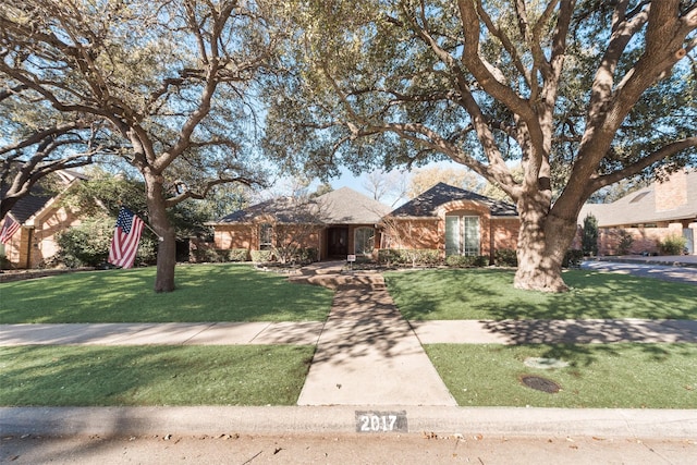 view of front of house featuring a front lawn