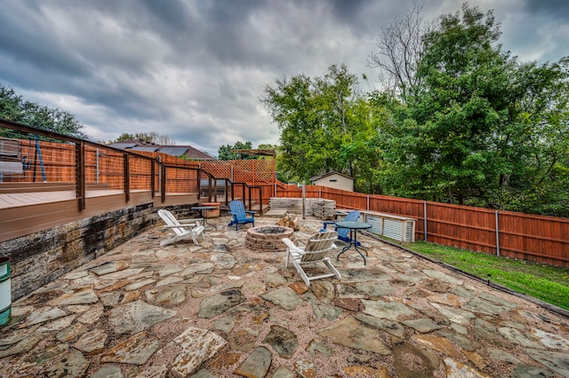 view of patio featuring an outdoor fire pit