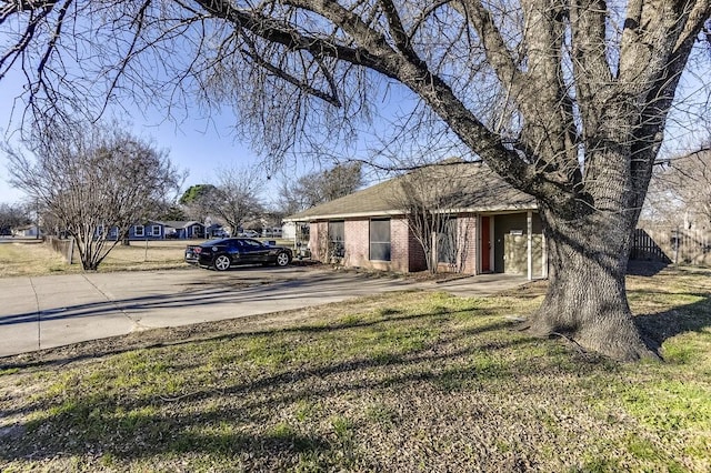 view of front of property featuring a front yard