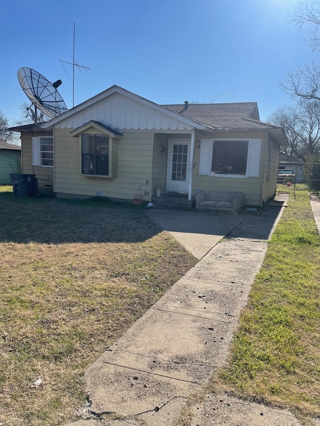 view of front of house featuring a front yard