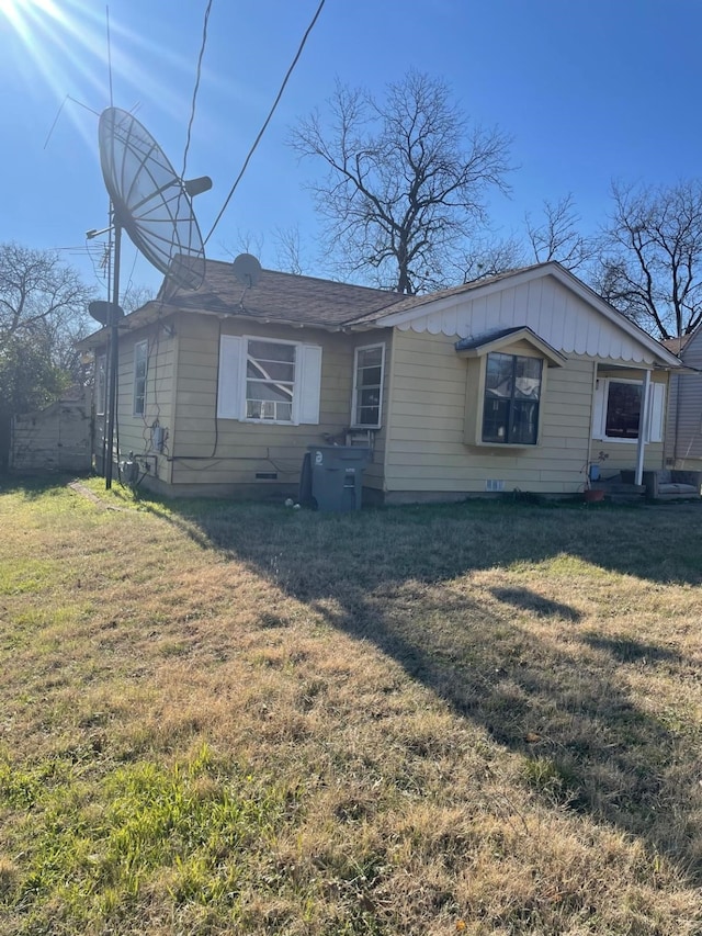 view of front of property with a front yard