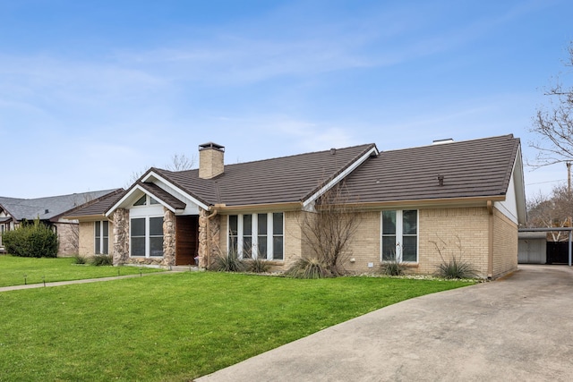 ranch-style house featuring a front lawn