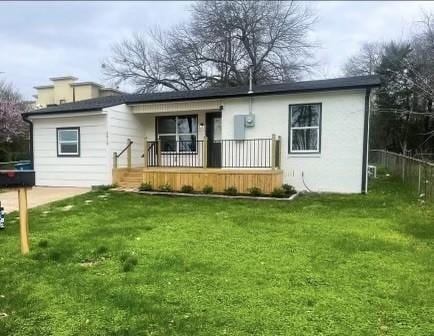 single story home with a front yard