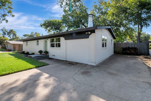 ranch-style house featuring a front yard