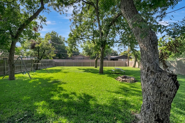 view of yard featuring a fire pit