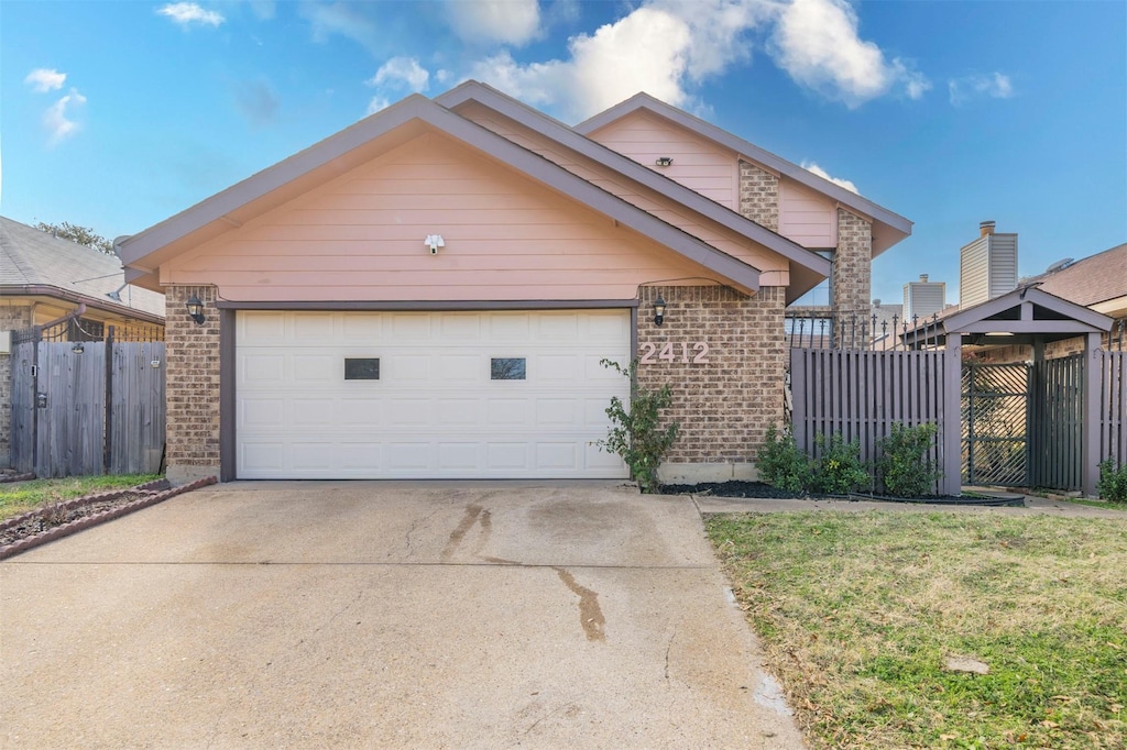 view of front facade featuring a garage and a front lawn