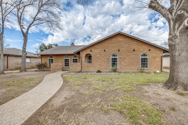 single story home featuring a front lawn