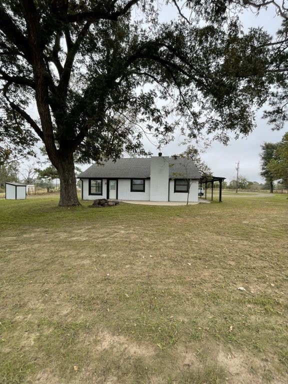 view of front of home featuring a front lawn