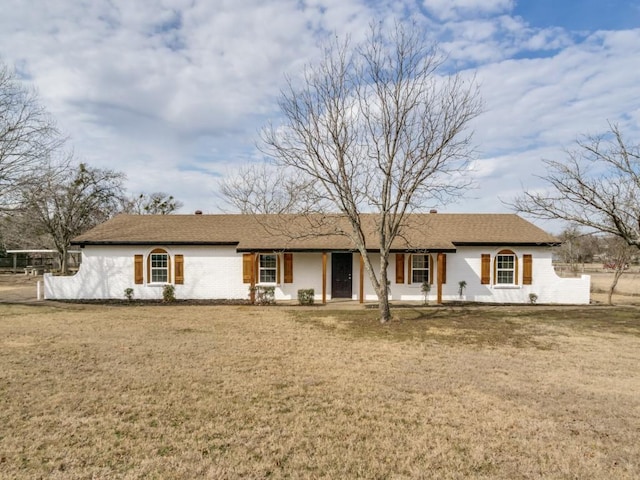 ranch-style home featuring a front lawn