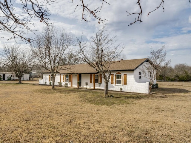 ranch-style house featuring a front yard