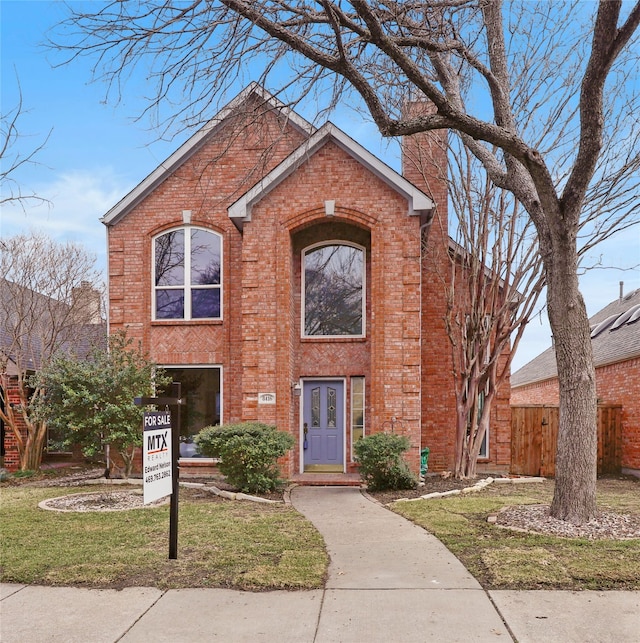 view of front of home featuring a front yard