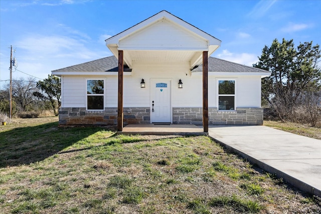 view of front of house featuring a front lawn