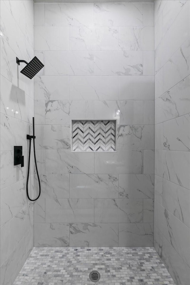 bathroom featuring a tile shower