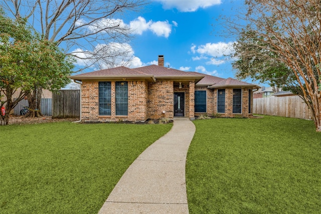 ranch-style home featuring a front lawn