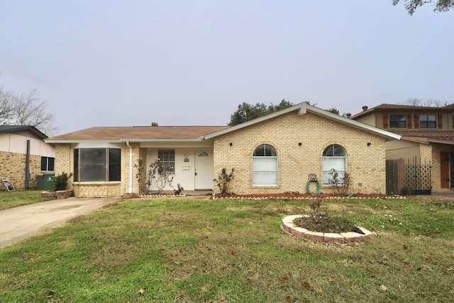 view of front of property featuring a front yard