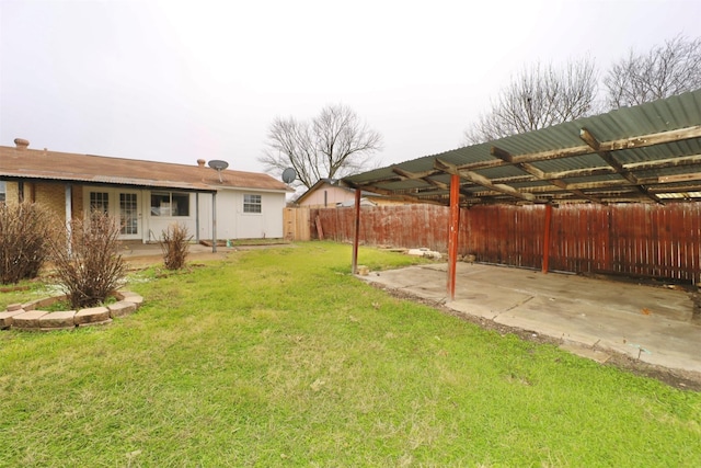 view of yard featuring a patio area