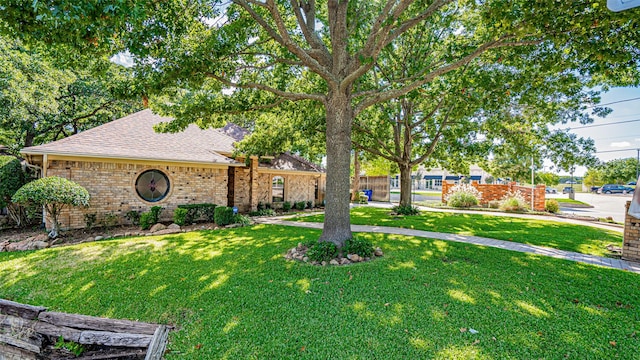 view of front of property featuring a front yard