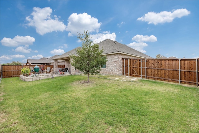 view of yard featuring a patio