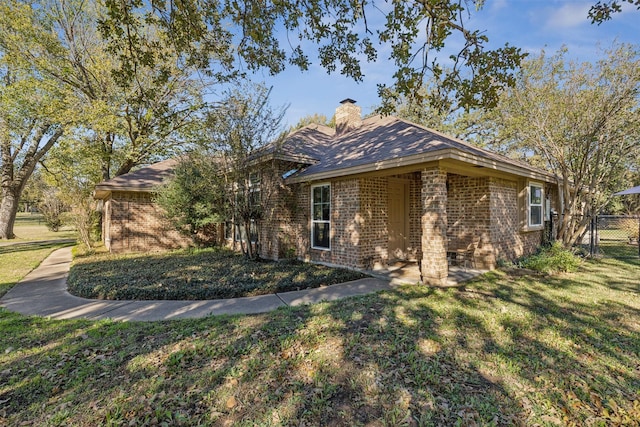 view of front of property with a front yard