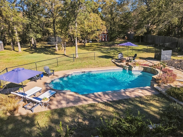 view of swimming pool featuring a yard