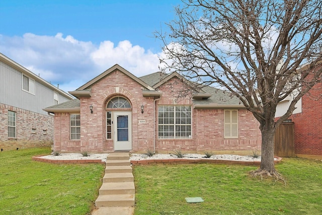 view of front facade with a front yard