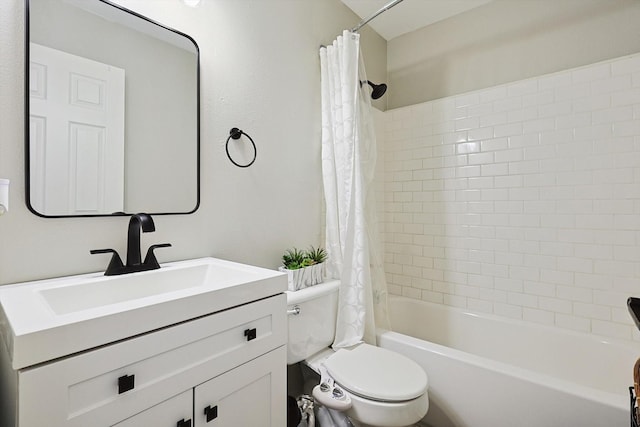 full bathroom featuring shower / tub combo with curtain, vanity, and toilet