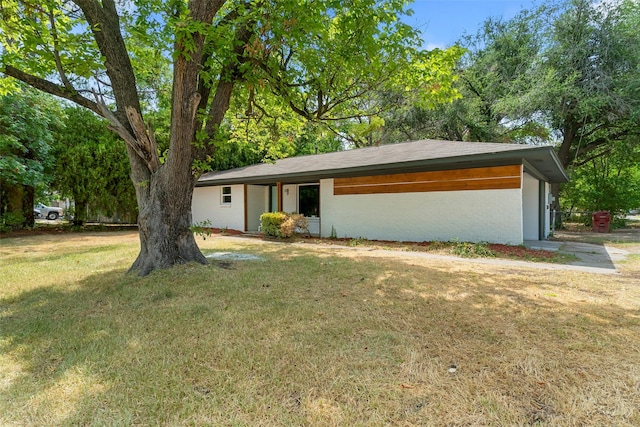 view of front of property with a front yard