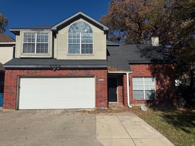 view of front property featuring a garage