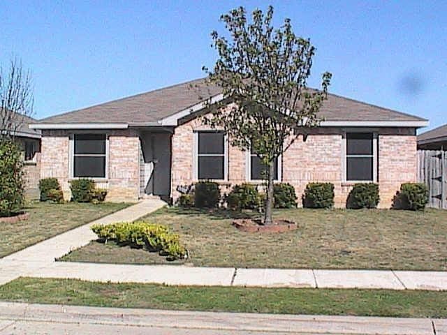 single story home with a front yard