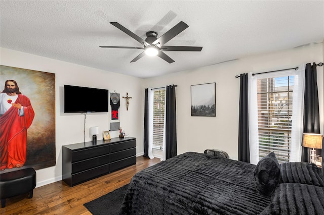 living room featuring lofted ceiling, visible vents, and wood finished floors